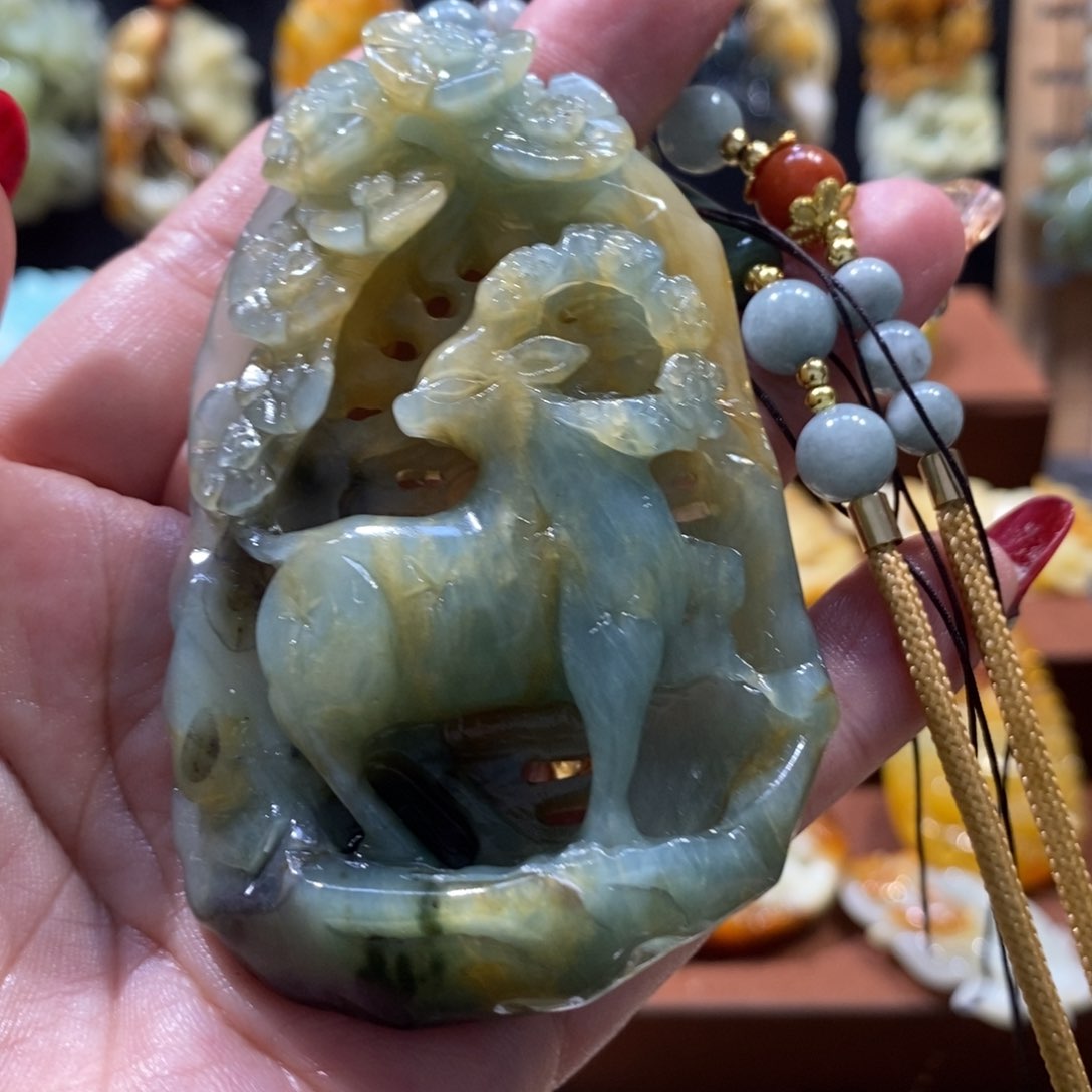 蛇纹石玉颈饰未镶嵌
