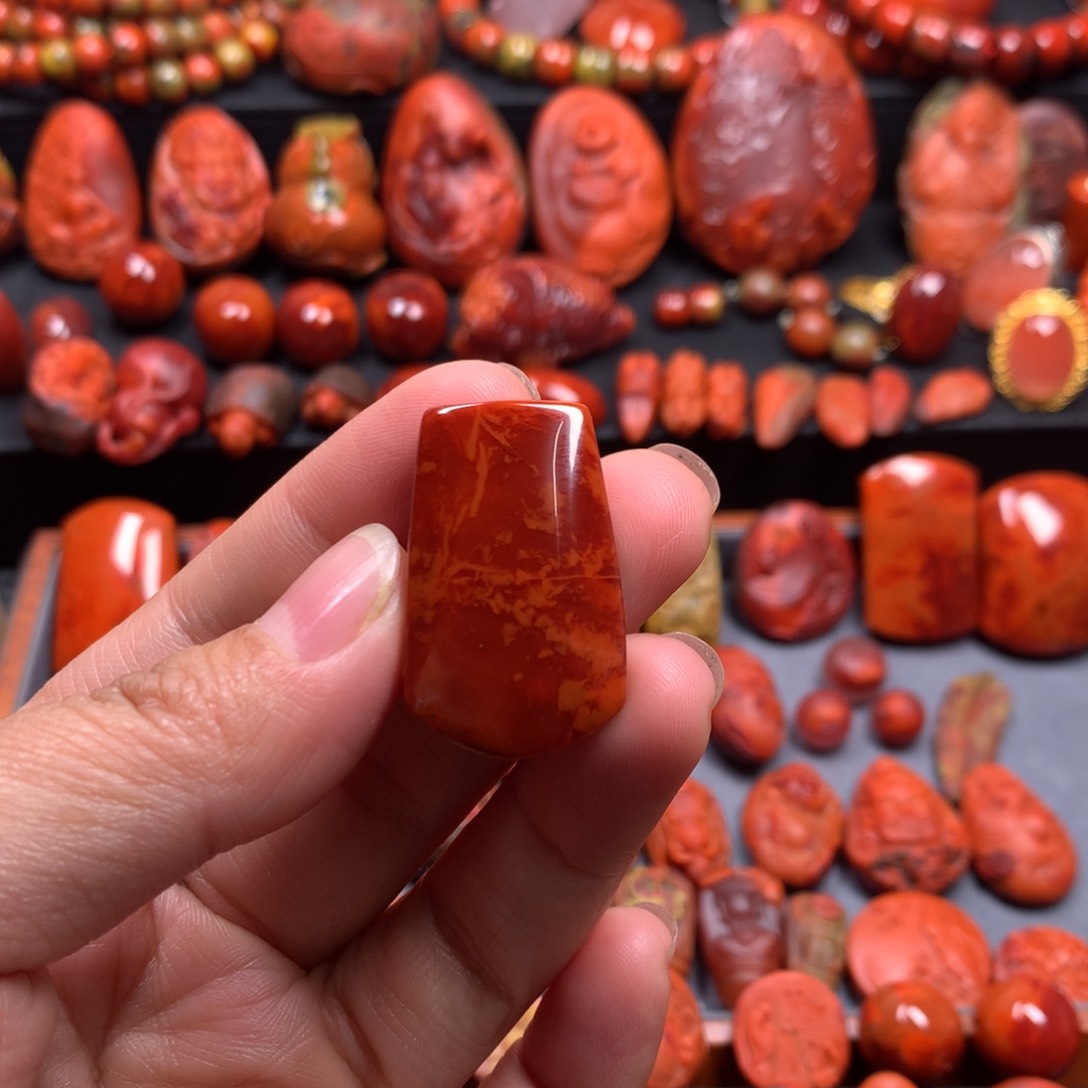 南红玛瑙吊坠未镶嵌