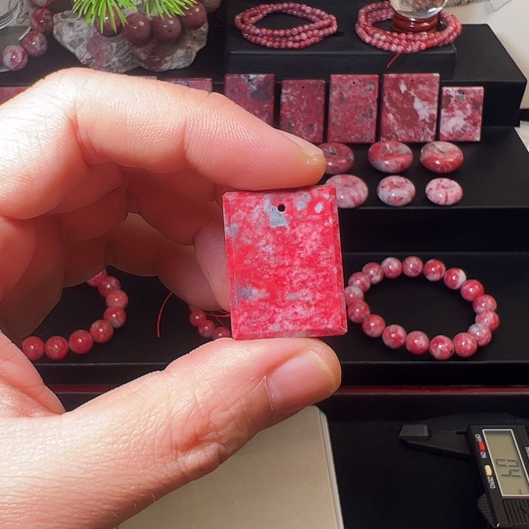 余***乐天然辰砂原石无事牌