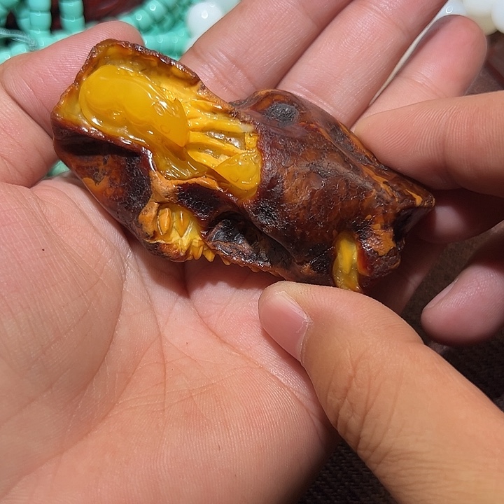 琥珀裸石未镶嵌好的