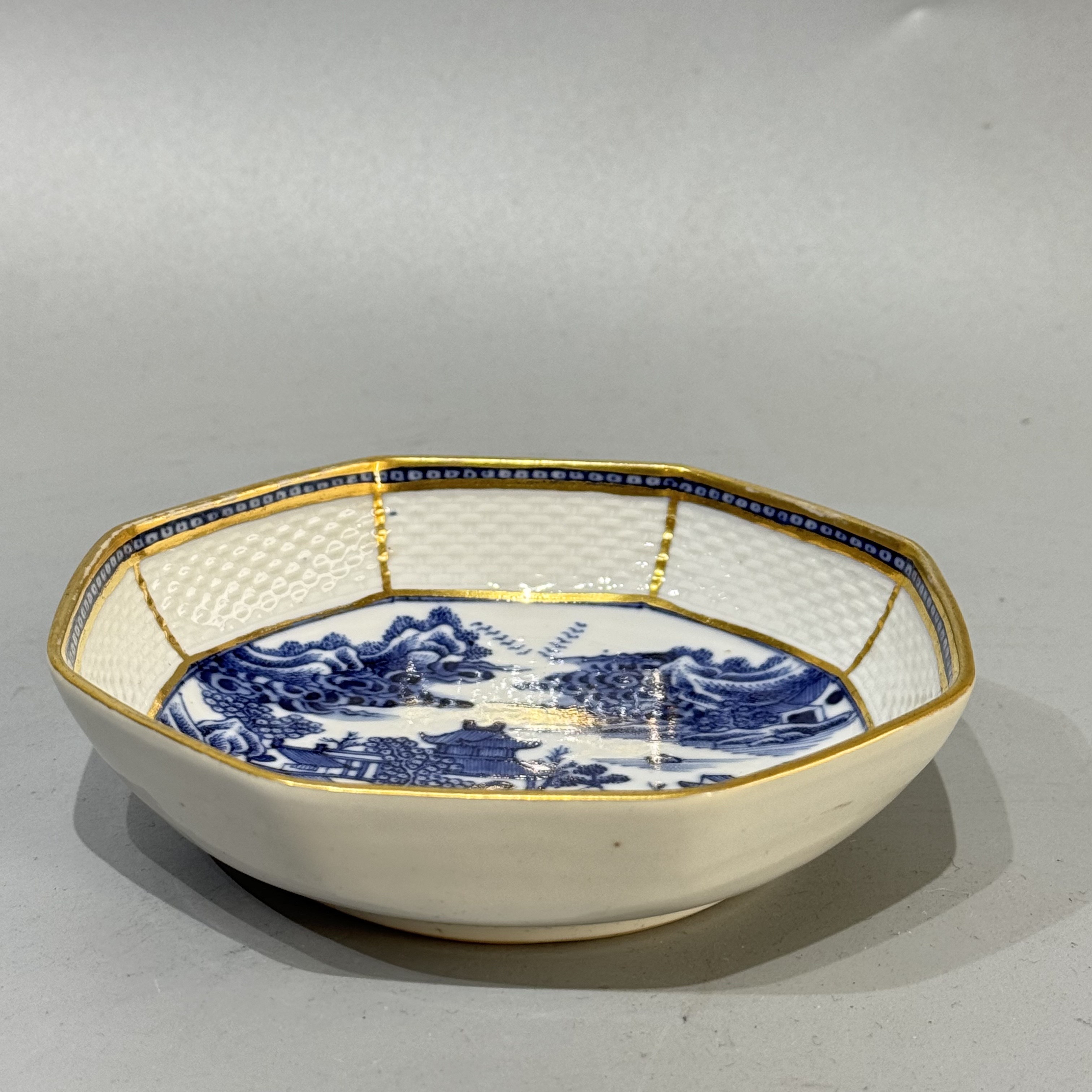 浆胎 青花山水亭台楼阁 模印竹席纹 八方盘 壶承  直径13