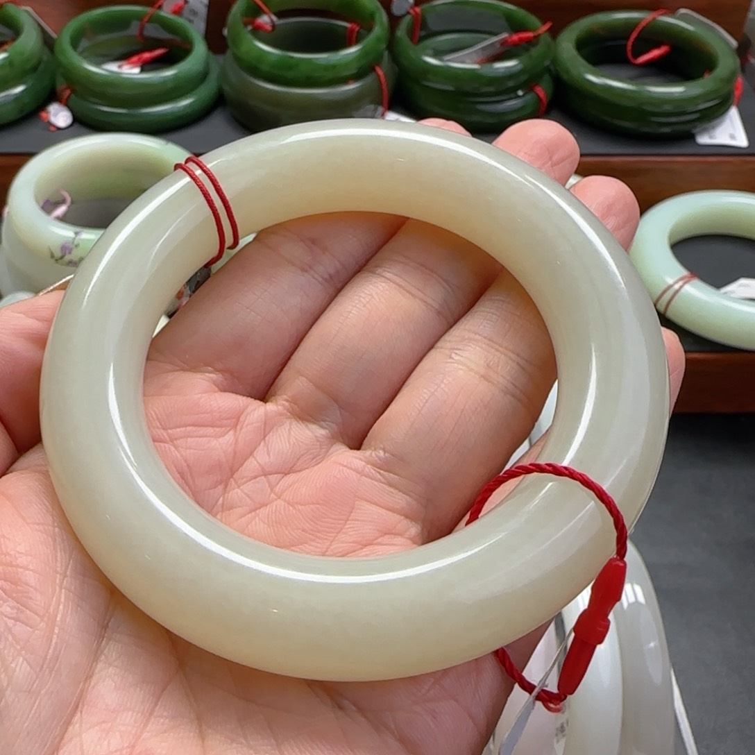 和田玉未镶嵌手镯