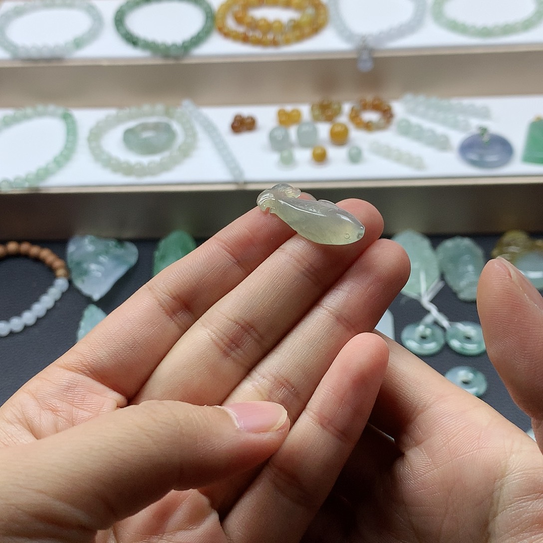 翡翠未镶嵌颈饰鱼