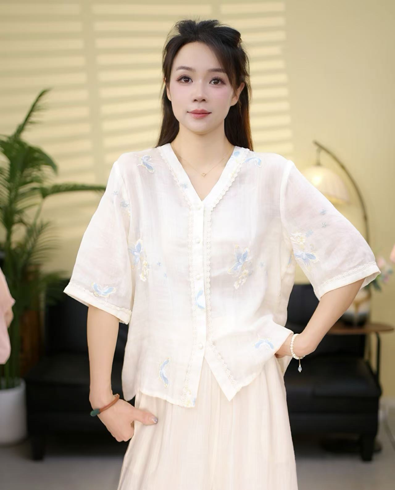 夏季新款V领蝴蝶刺绣苎麻小衫韩版休闲单排扣衬衫女上衣新中式