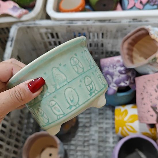 当场拍满15元发货不凑不发，花盆盆口不方不圆有针孔黑点是正常的，