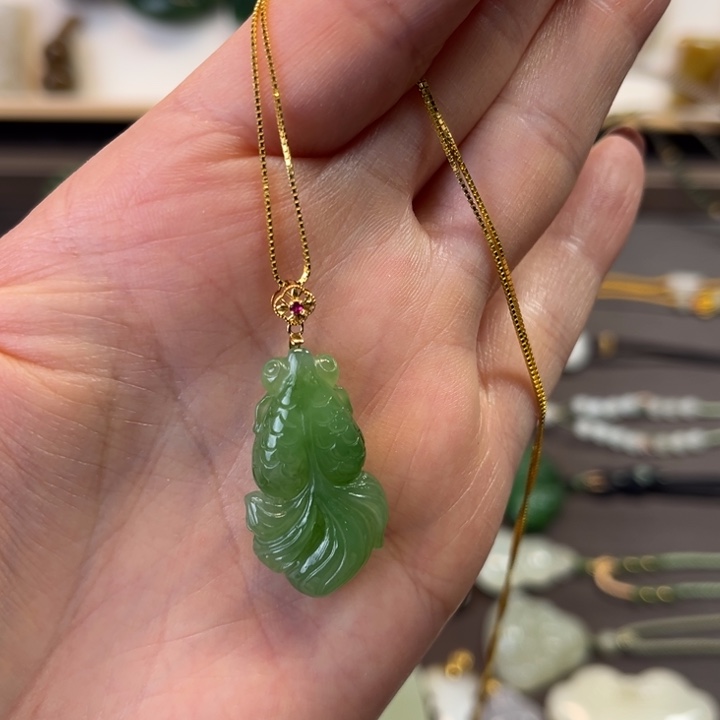 凌***晓和田玉18K金镶嵌颈饰鱼