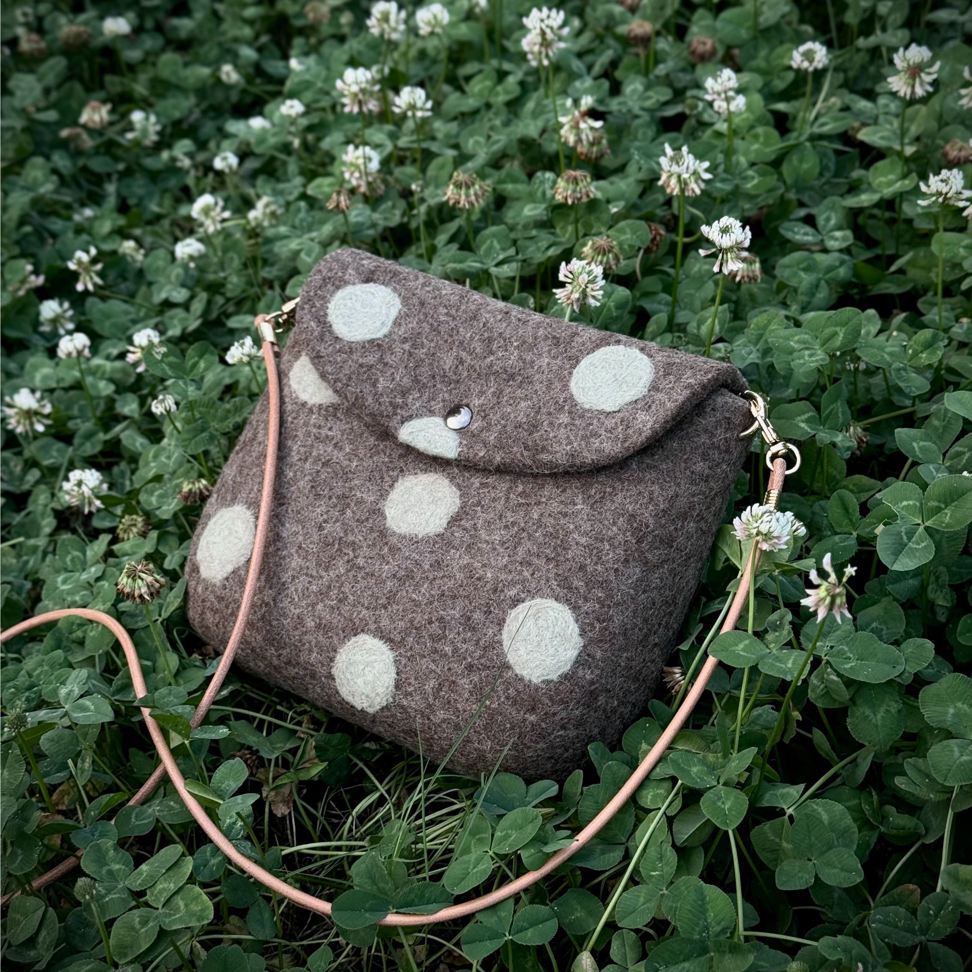 简约波点纯手工斜挎手机包夏季新款创意百搭特色手工艺