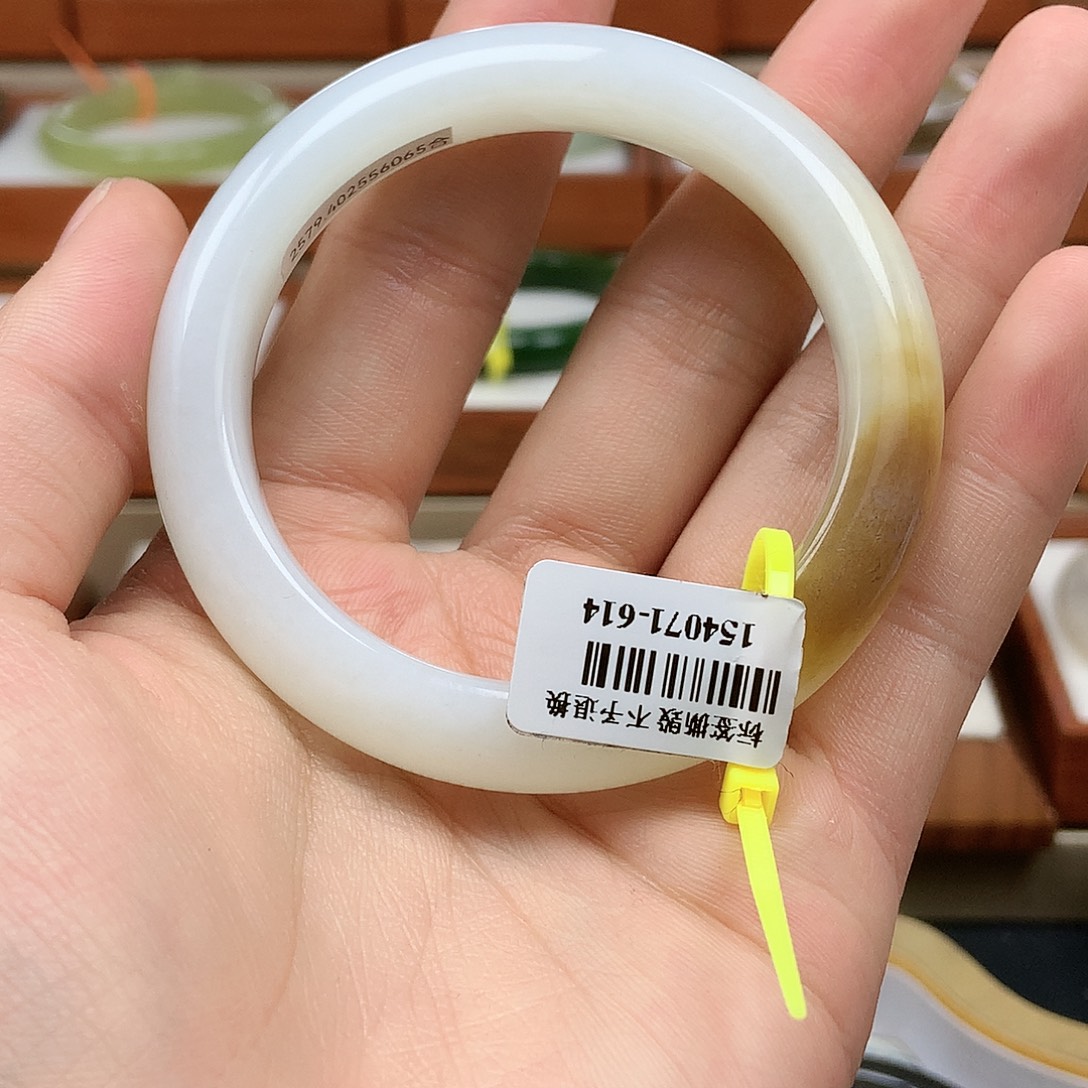 和田玉未镶嵌手镯