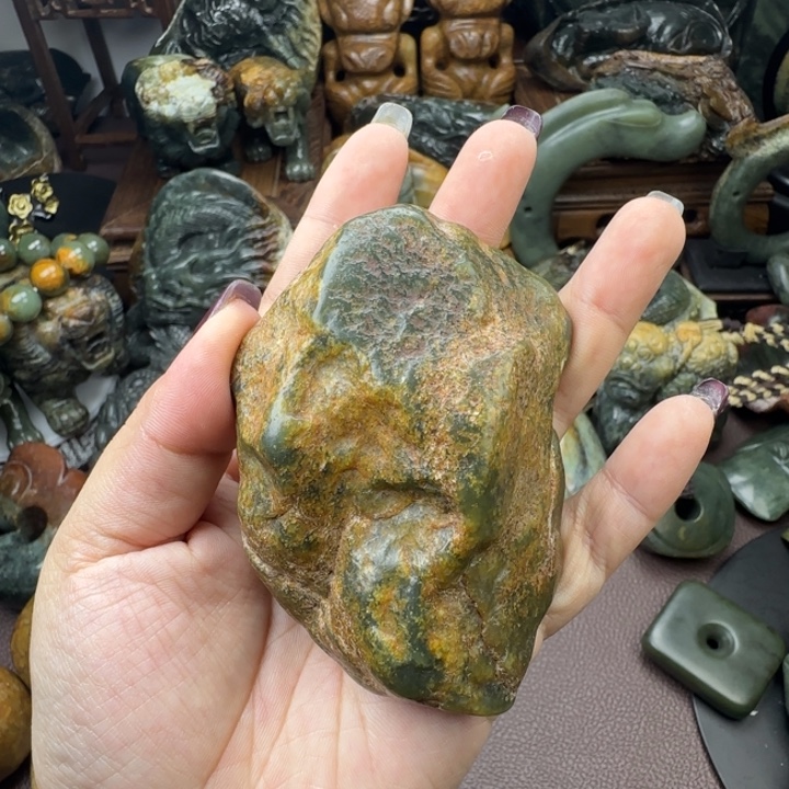 透闪石质玉未镶嵌珠宝奇石