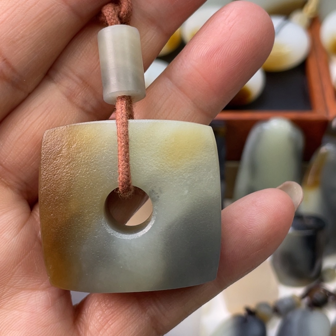 和田玉颈饰未镶嵌