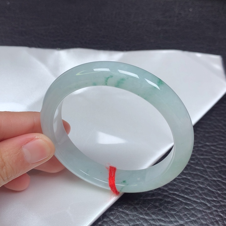 翡翠手镯未镶嵌。