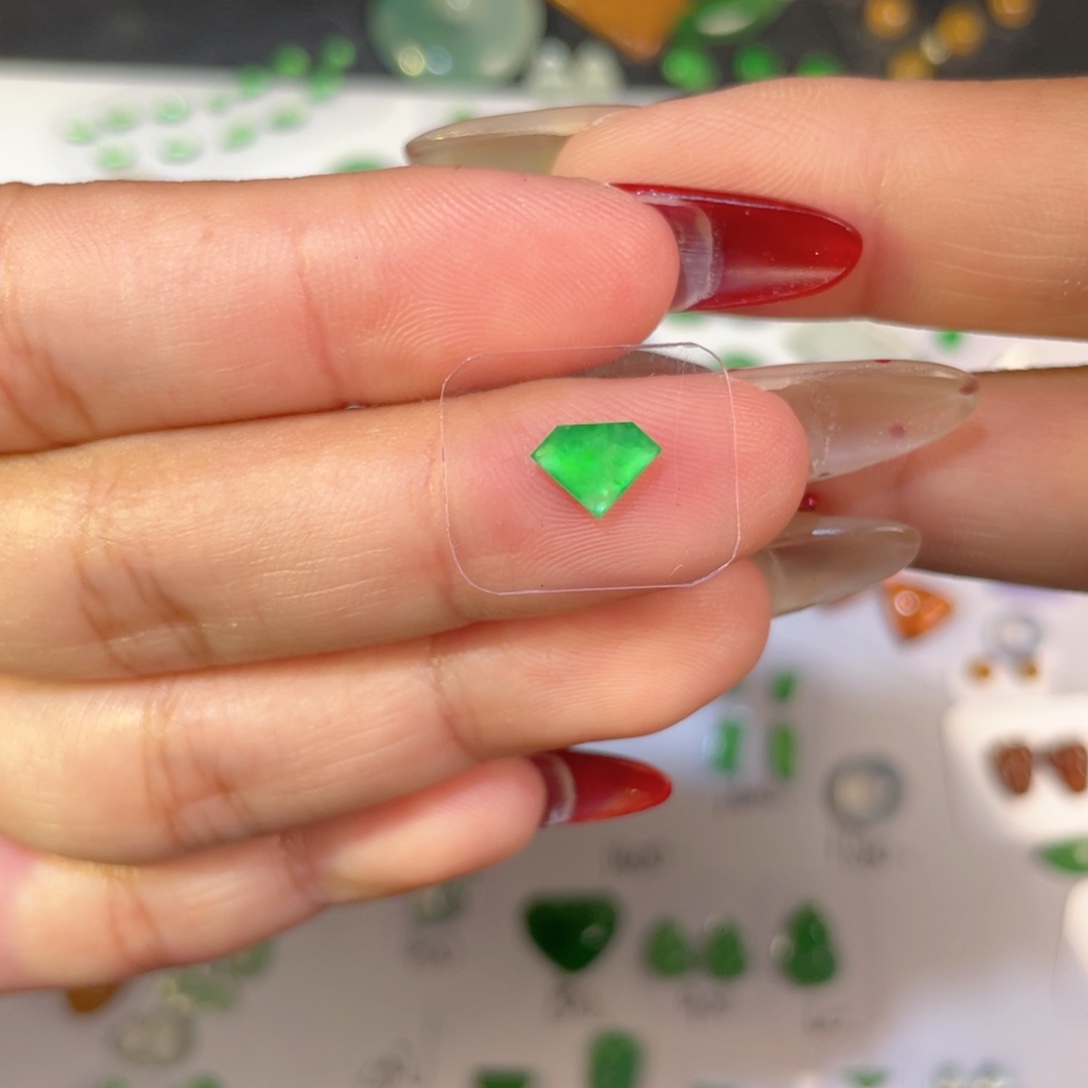 翡翠未镶嵌颈饰裸石