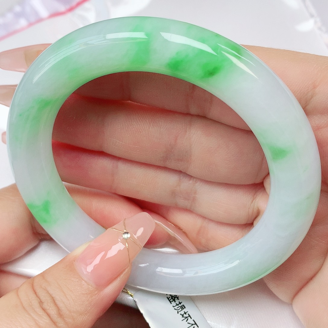 翡翠手镯未镶嵌抖音