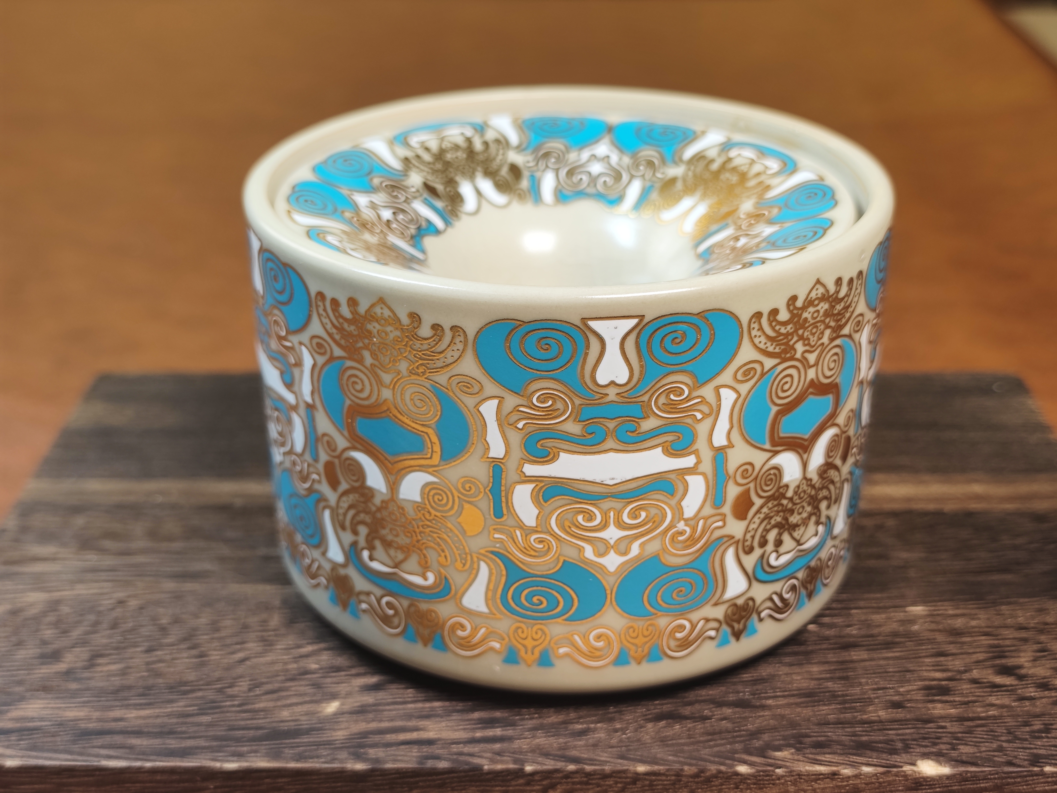 金银错脸谱烟灰缸白1045