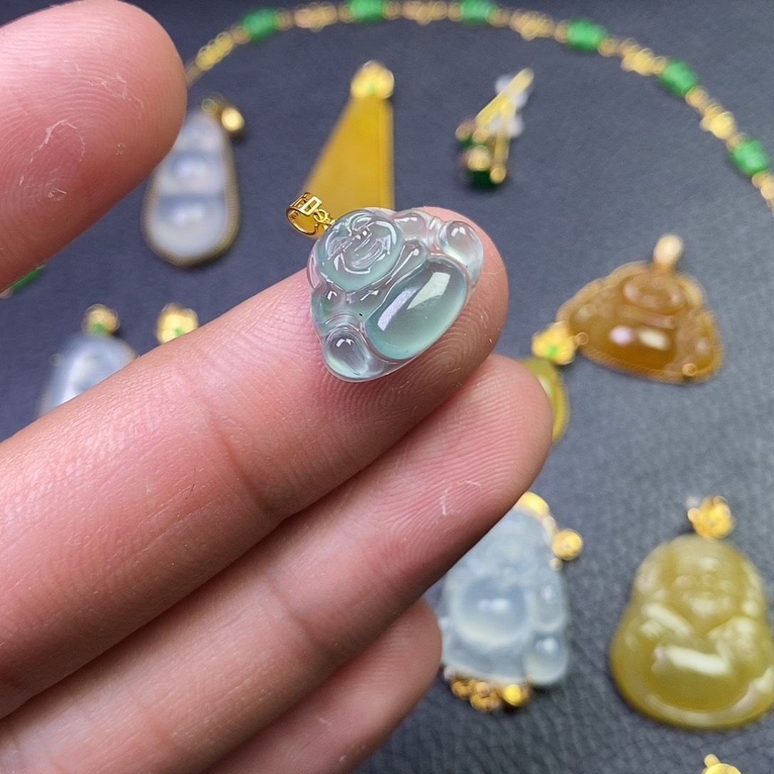 颈饰18K金镶嵌翡翠