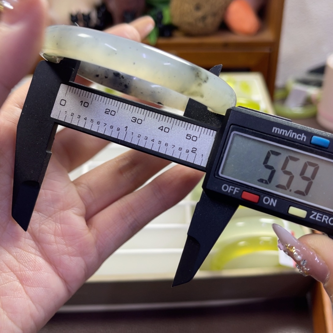 我***念蛇纹石玉未镶嵌手镯435