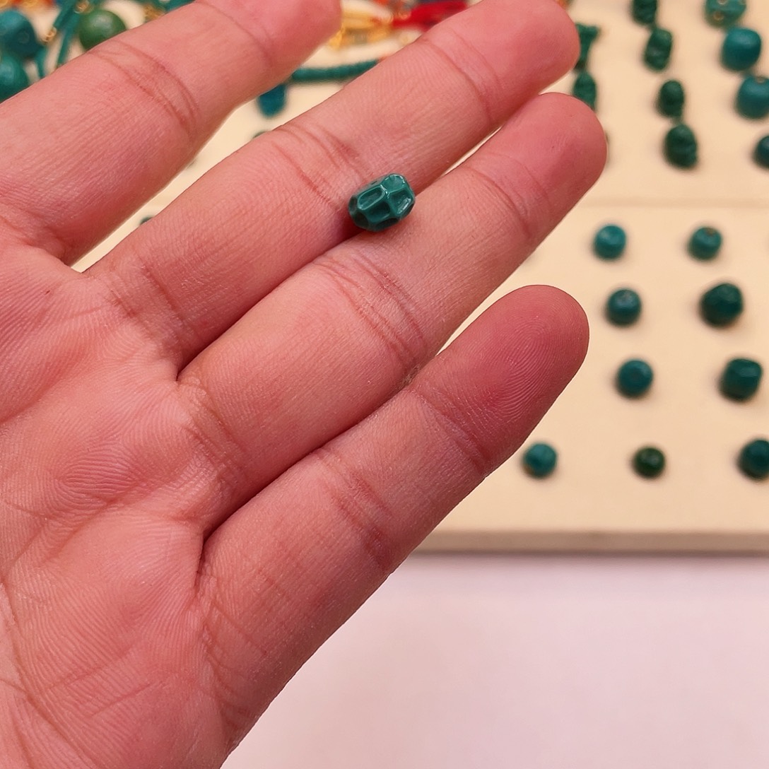 绿松石颈饰未镶嵌