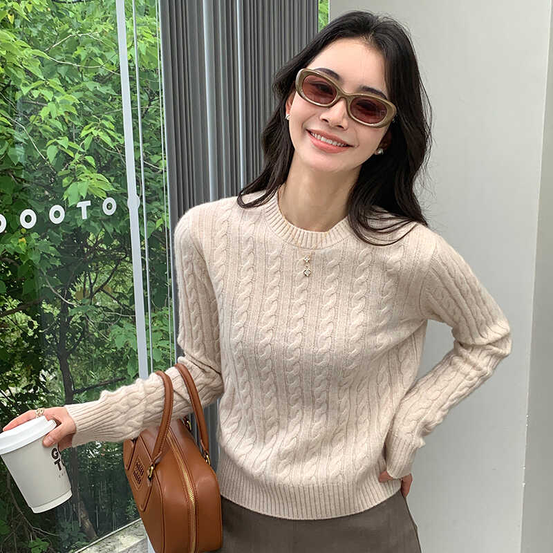秋冬新款圆领羊绒衫女士短款宽松麻花百搭打底衫毛衣