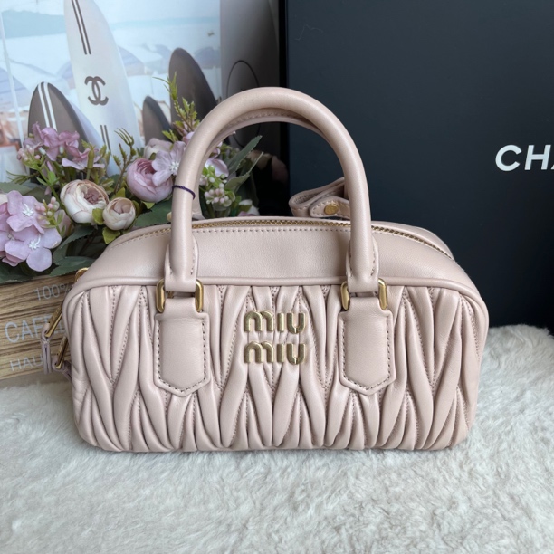 99新 MIU MIU/缪缪 粉色褶皱保龄球小号（24年）