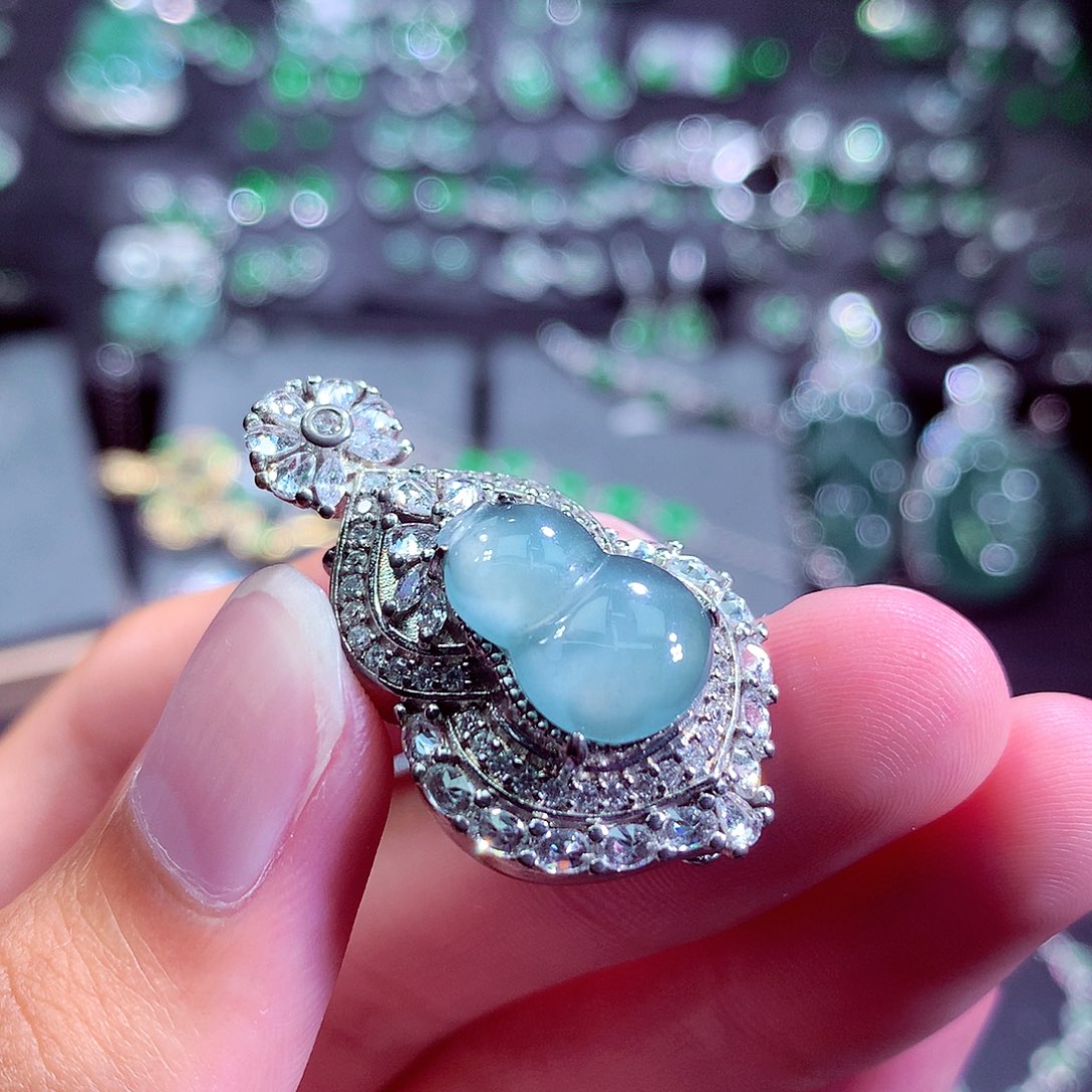 翡翠未镶嵌颈饰挂件