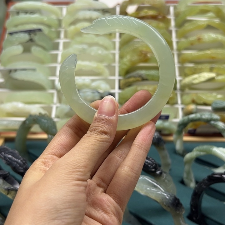 伊***雪蛇纹石玉未镶嵌手镯