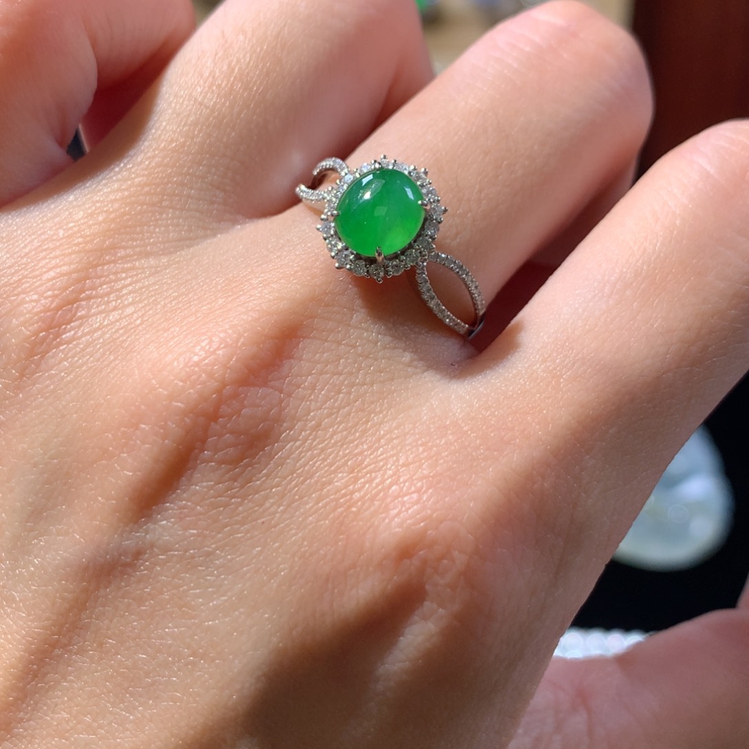 翡翠戒指18K金镶嵌蛋面