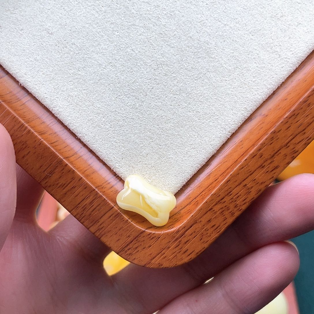 琥珀裸石未镶嵌蜜蜡