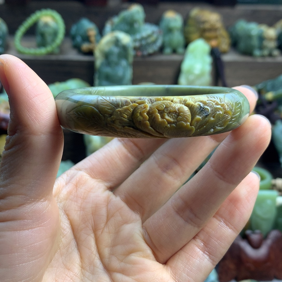 岫岩河磨玉（透闪石质玉）手镯未镶嵌不*人