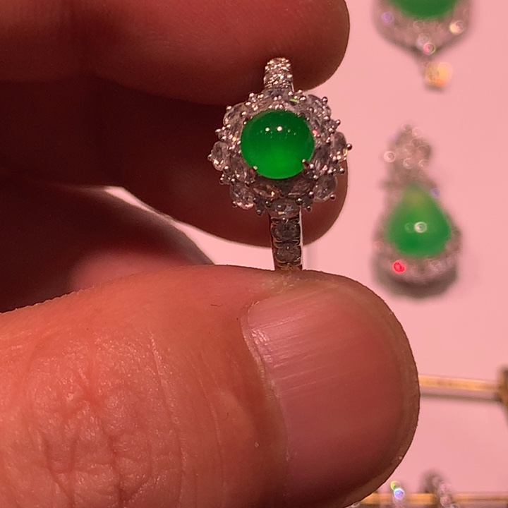 翡翠18K金镶嵌戒指黄阳绿戒指