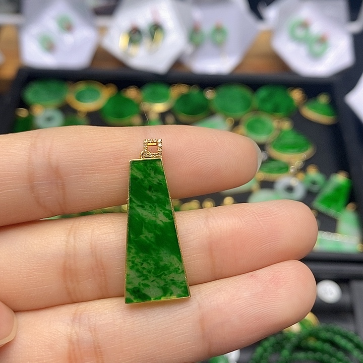 翡翠颈饰18K金镶嵌瑾****)天然翡翠