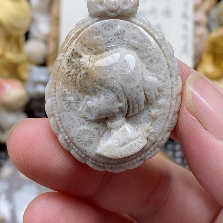 颈饰未镶嵌硅化珊瑚（珊瑚玉）