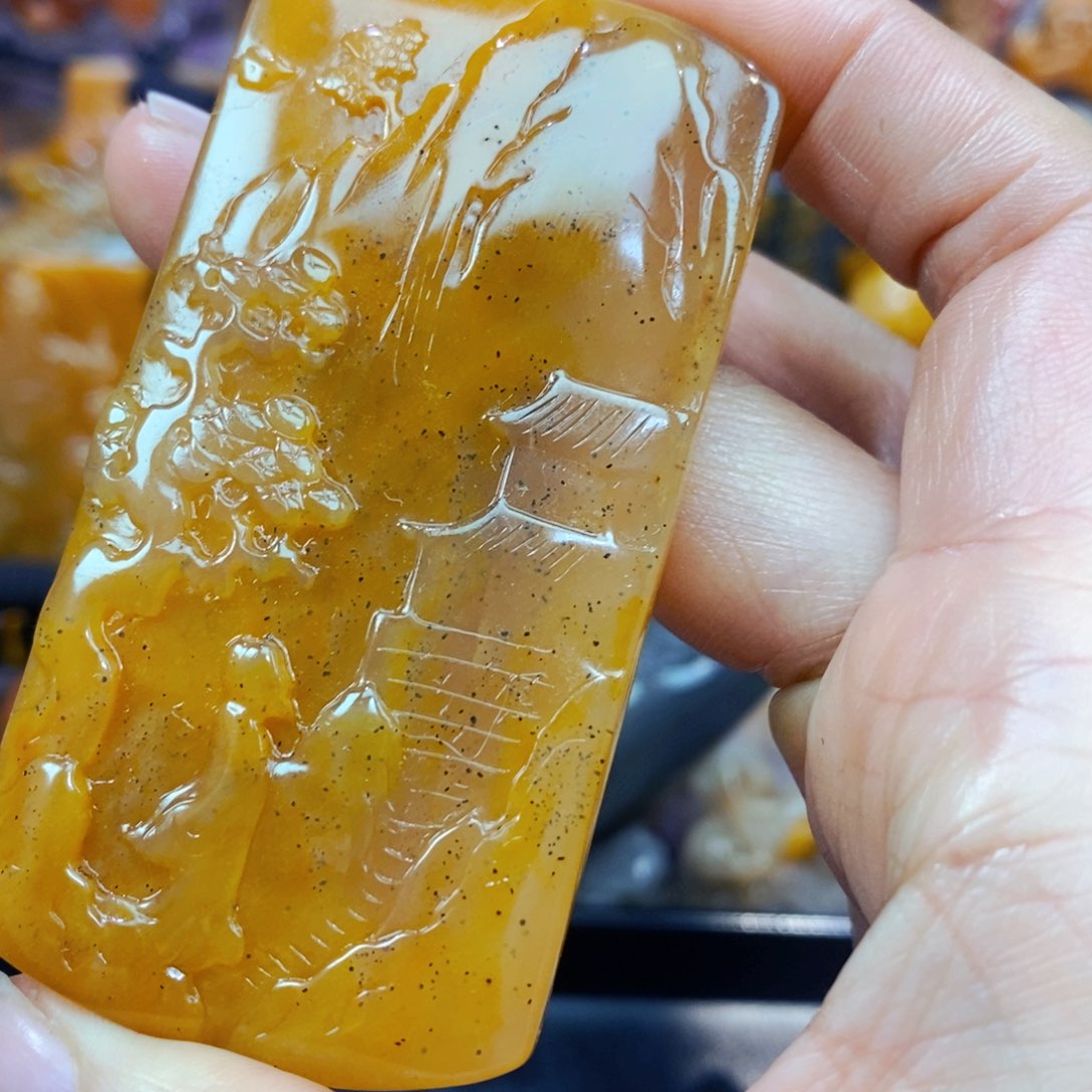未镶嵌石英质玉（黄龙玉）颈饰