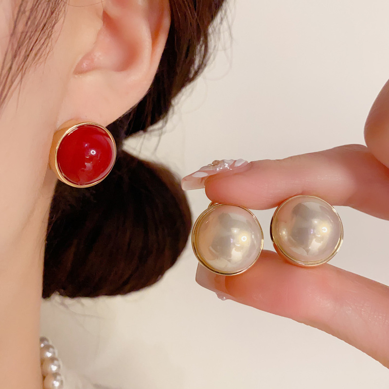 铜合金亚克力耳饰 法式气质优雅圆形珍珠耳钉女时尚简约精致素款