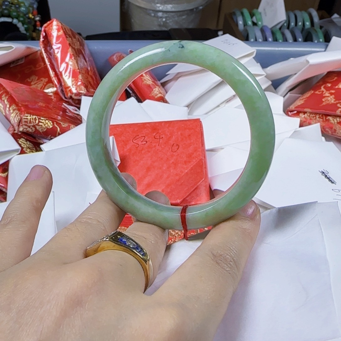 翡翠手镯未镶嵌糯满果绿手镯