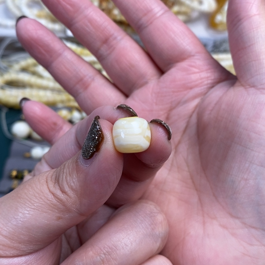 未镶嵌琥珀裸石瓷白老型11×10