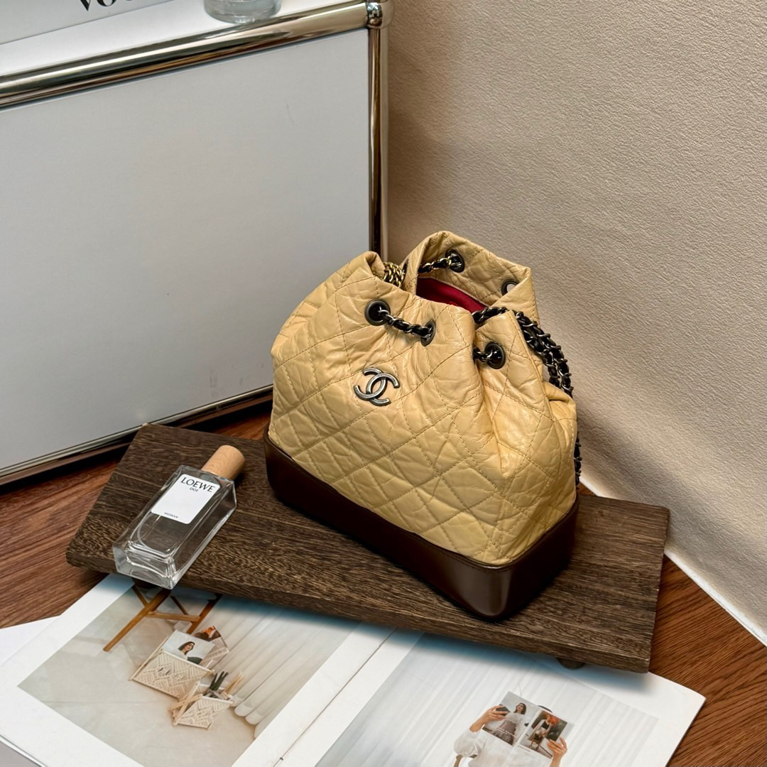 95新 Chanel/香奈儿 奶茶色褶皱牛皮 流浪双肩包 小号 /648226491