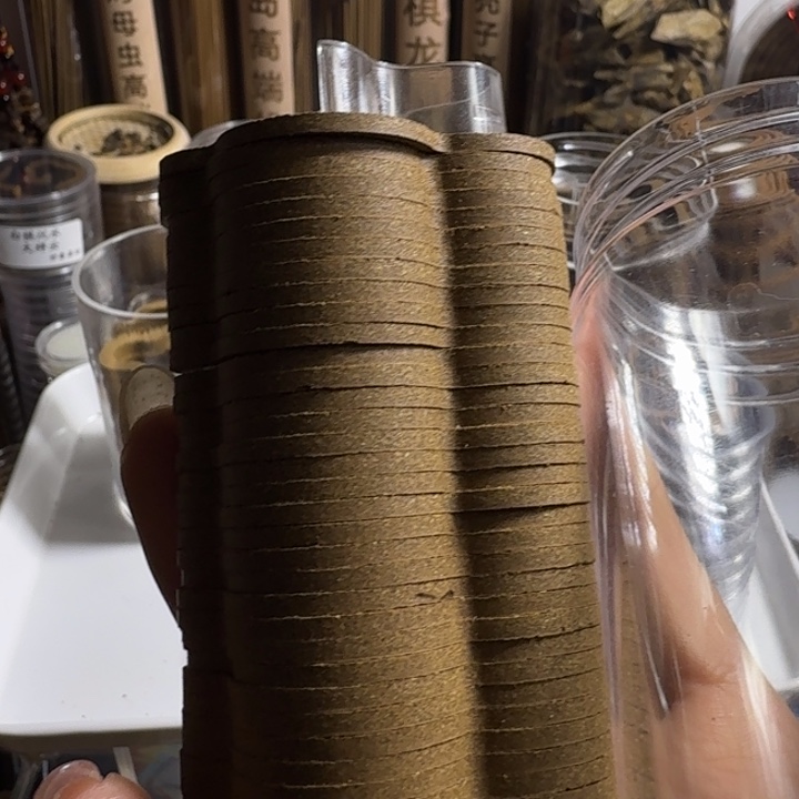 女***：盘香绿棋大云1罐。。。。。