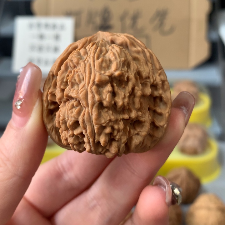鸿***文玩核桃吊坠异形单只，有瑕疵