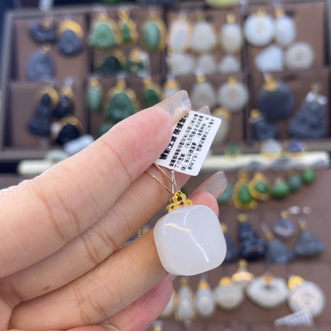 和田玉吊坠18K金镶嵌