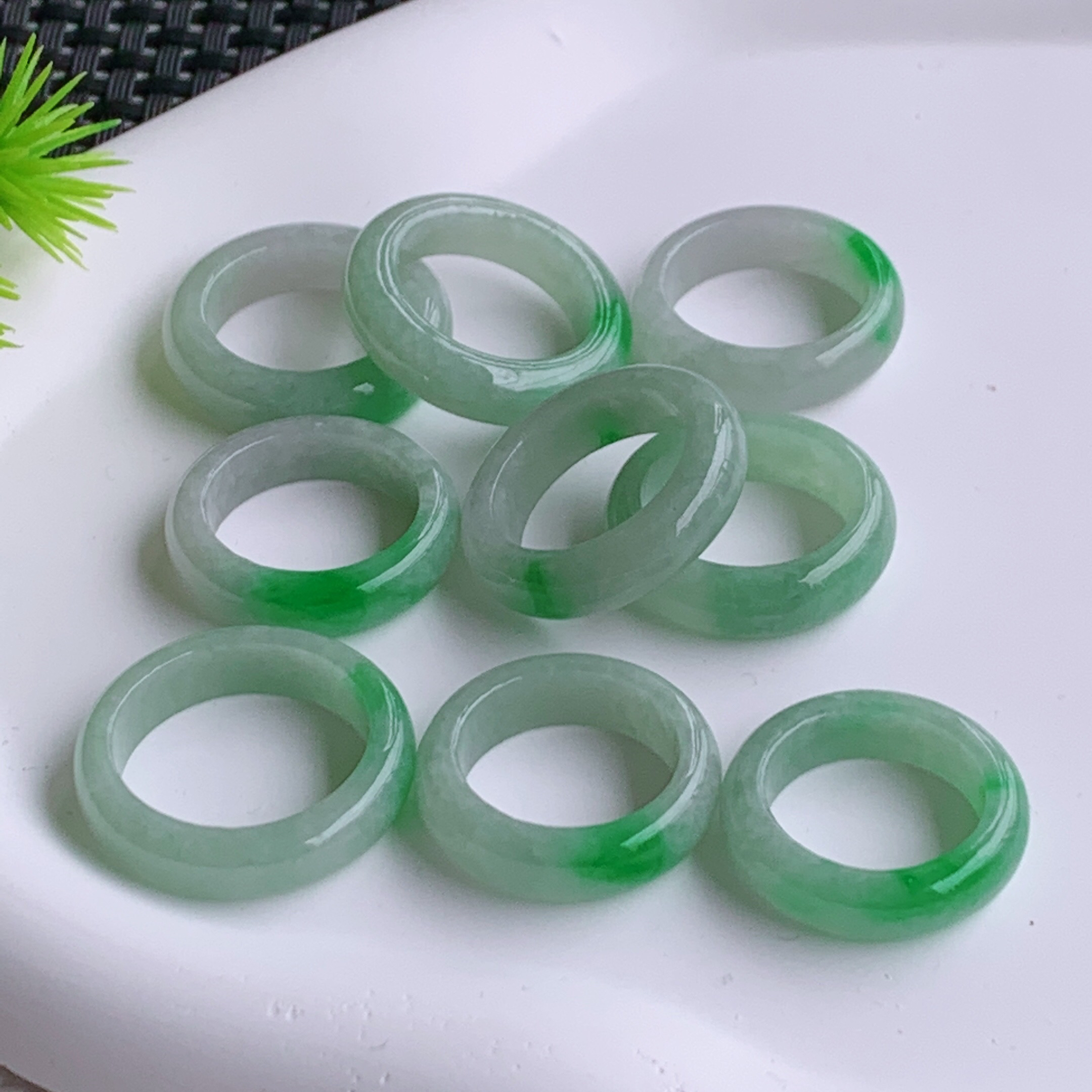 天然翡翠A货冰润满色浅绿飘绿飘阳绿素面戒指指环多样性发一缅甸