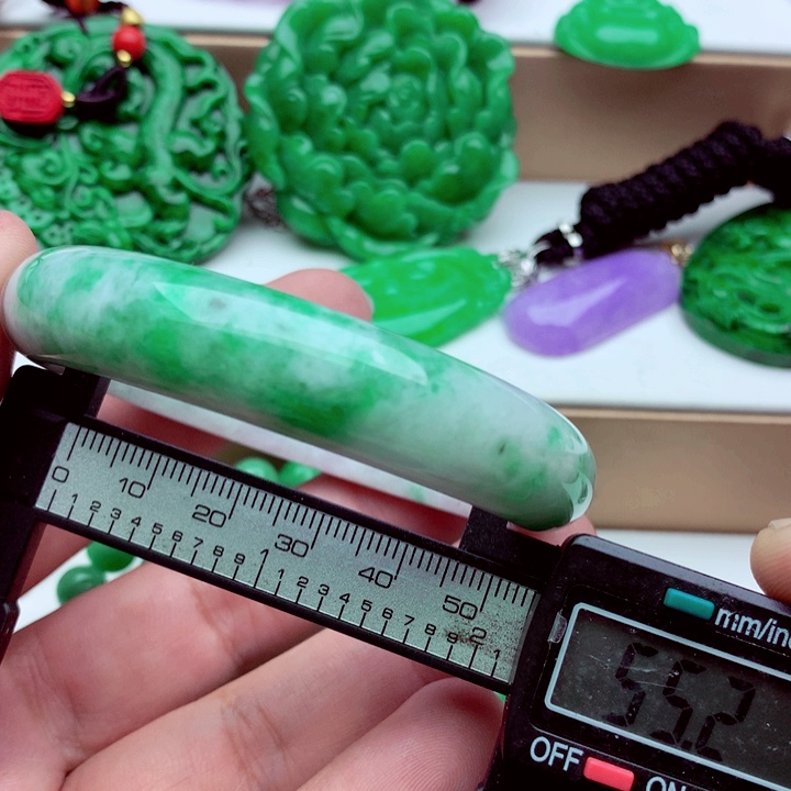 翡翠未镶嵌手镯…．