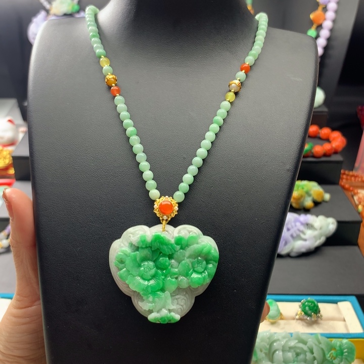 翡翠颈饰未镶嵌翡翠如意