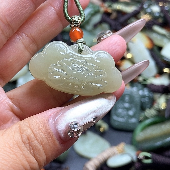 和田玉颈饰足铂镶嵌