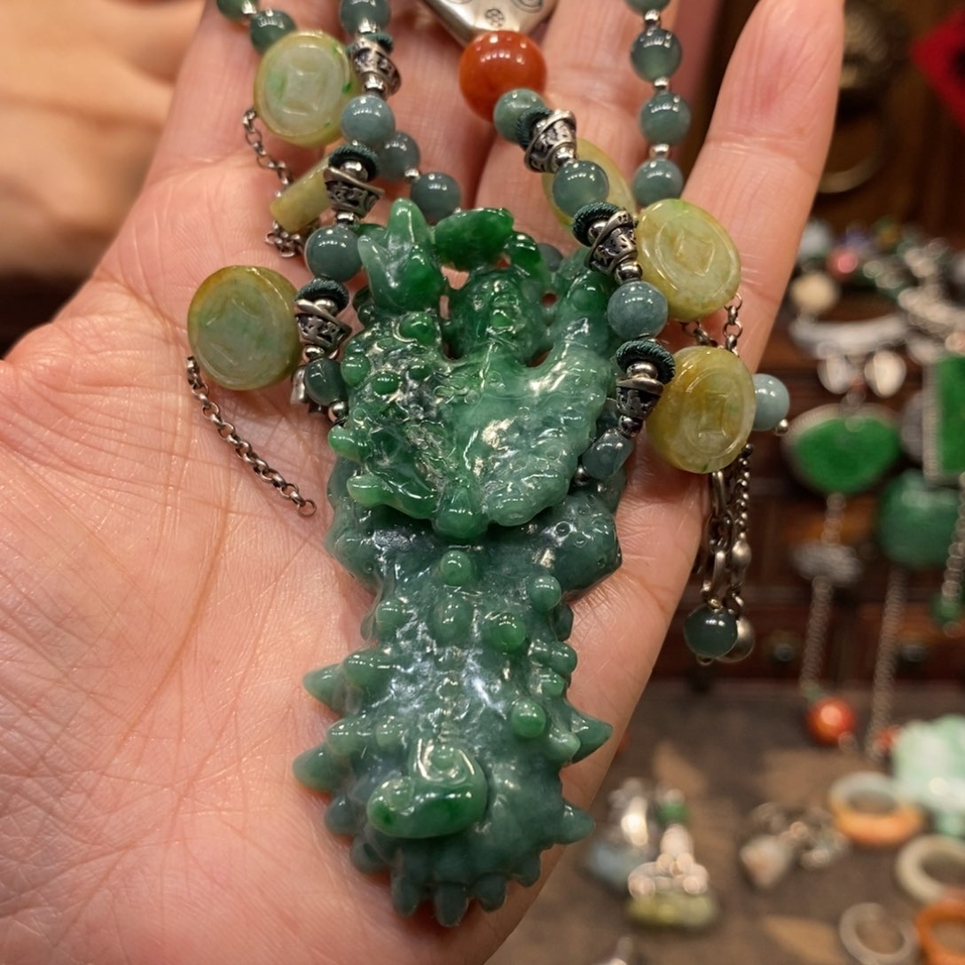 翡翠吊坠(赠链)未镶嵌