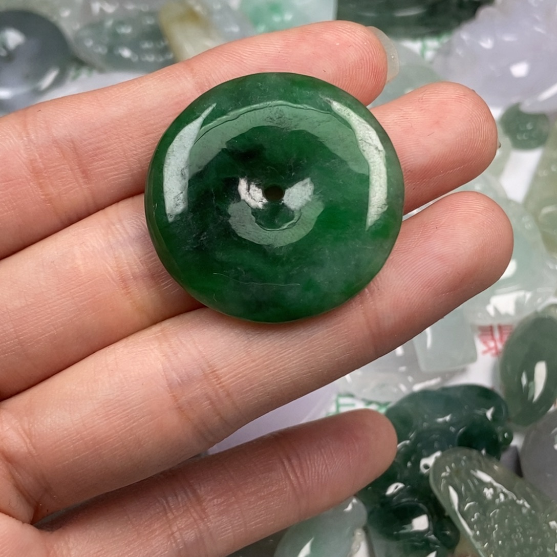 J***y翡翠未镶嵌颈饰翡翠