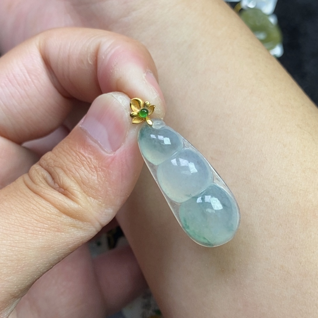 翡翠18K金镶嵌颈饰福豆