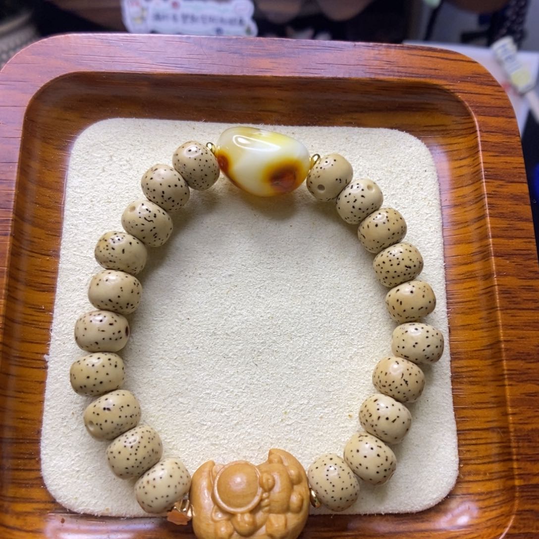 琥珀颈饰未镶嵌敏