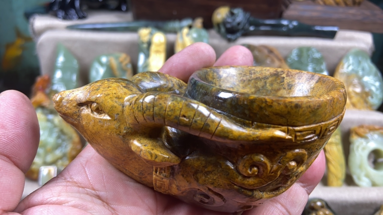 岫岩河磨玉羊樽摆件