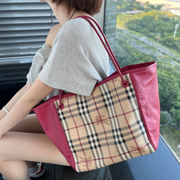 95新 BURBERRY/博柏利 XM/树莓粉战马格纹托特水桶包/EE09717009