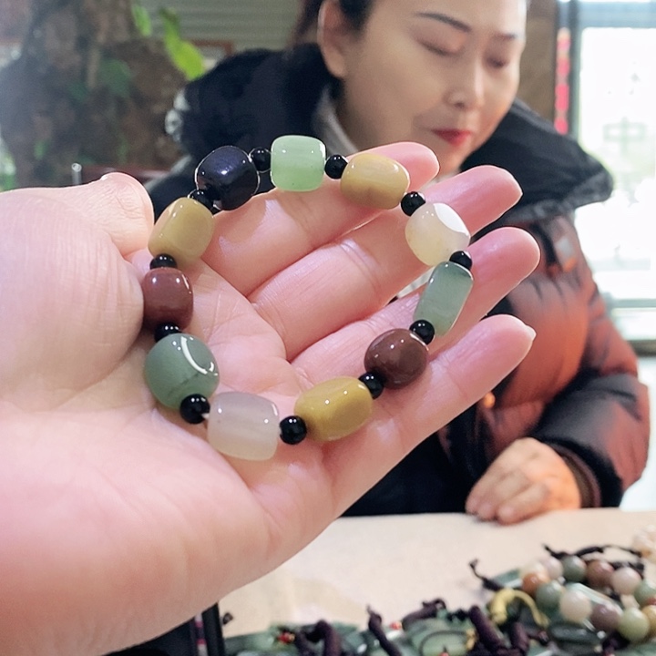 密玉（石英质玉）颈饰未镶嵌